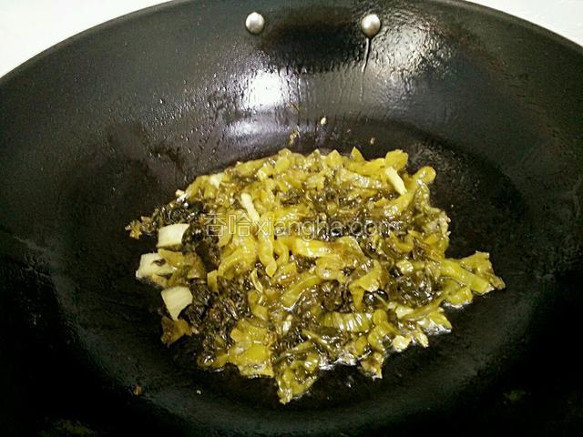 锅里放适量油烧热，放入姜片、酸菜炒出香味。