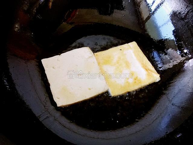 豆腐切片下油锅煎至两面金黄