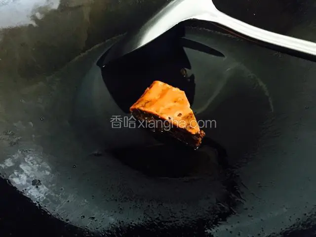 锅烧热，下火锅底料化开。