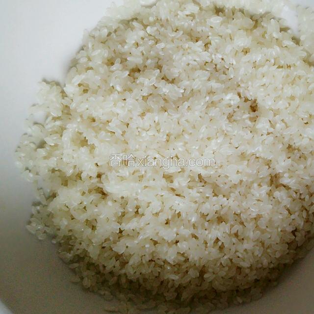 用水洗净，滤除水份
