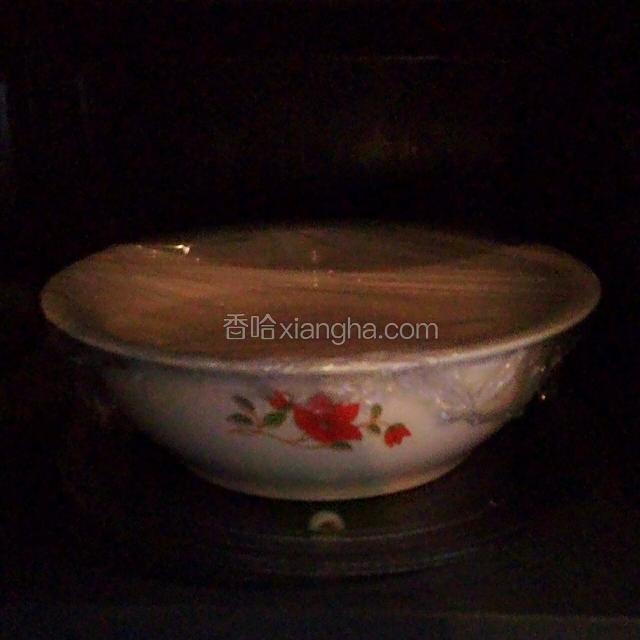 放入微波炉，高火6分钟