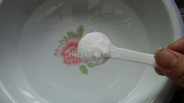 取一个大碗加入500毫升的水，加入图中一勺精盐化开