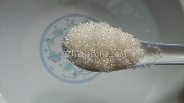 另取一个大碗加入五百毫升的水，用图中的勺子加五勺白糖，化开。