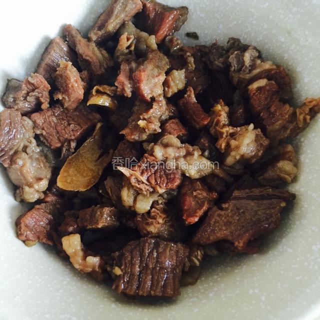 牛肉洗干净隔水焯一遍，去除血水