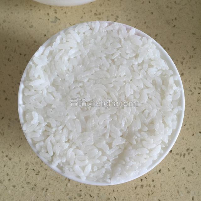 盛一碗米饭，倒扣到盘子里