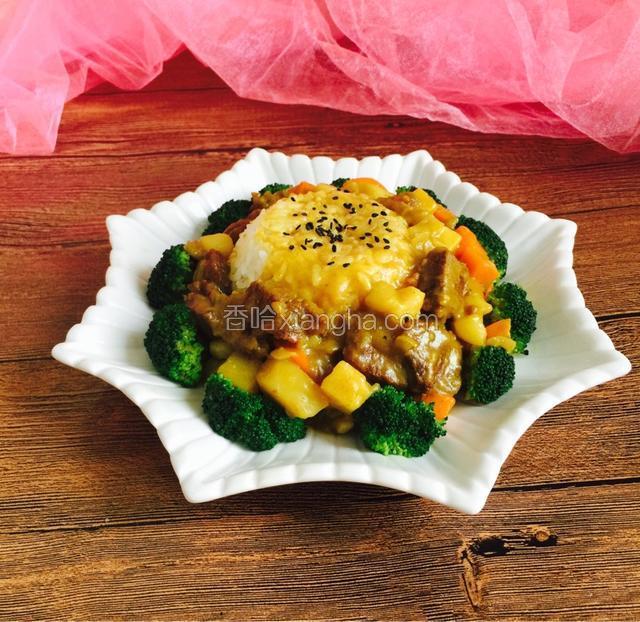 浇上做好的咖喱牛肉土豆饭，一款美味的咖喱牛肉土豆饭就做好了