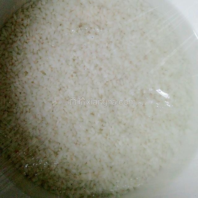 用保鲜膜盖上，用叉子插几个洞