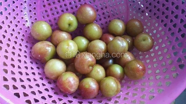 把李子洗干净，控干水分