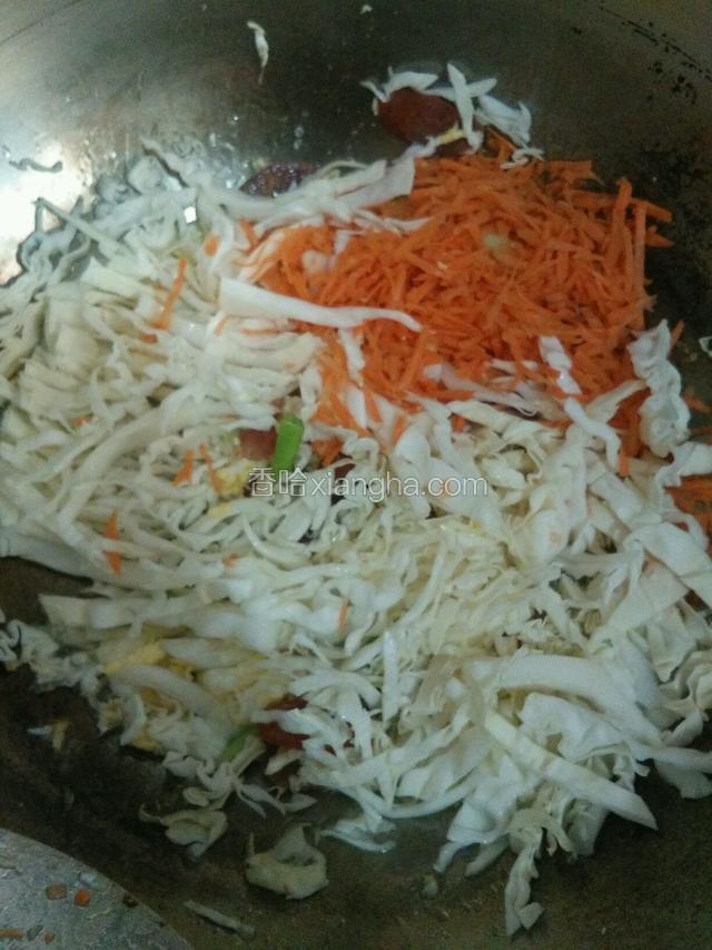 下包菜翻炒，再下盐