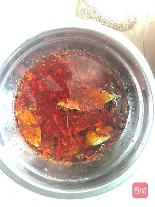 川椒干炒 炒出香味 冷却捣碎 花椒干炒炒出香味 冷却捣碎 少许香叶桂皮 熬适量菜籽油 关火后冷却五分钟倒入准备好的辣椒碎里 边倒边搅