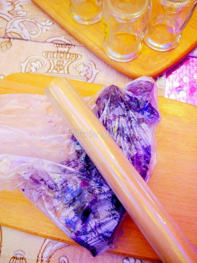 把紫薯装入保鲜袋，用擀面杖擀碎。