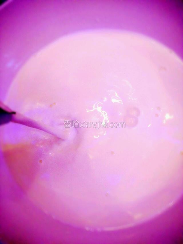 把纯牛奶倒入大碗里。