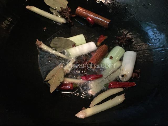 热锅冷油，油热加入葱段，姜片，花椒，八角，香叶炒香