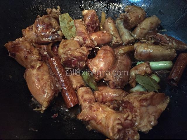加入鸡脖子翻炒淋入酱油翻炒均匀