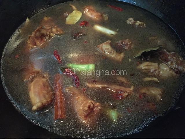 加入没过鸡脖子的谁大火烧开，转小火炖煮四十分钟