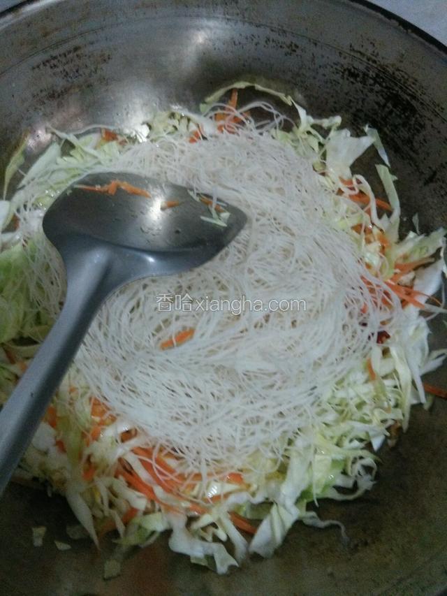 放粉丝，翻炒均匀