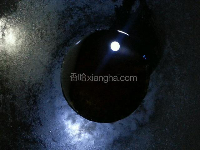 锅中倒油烧热