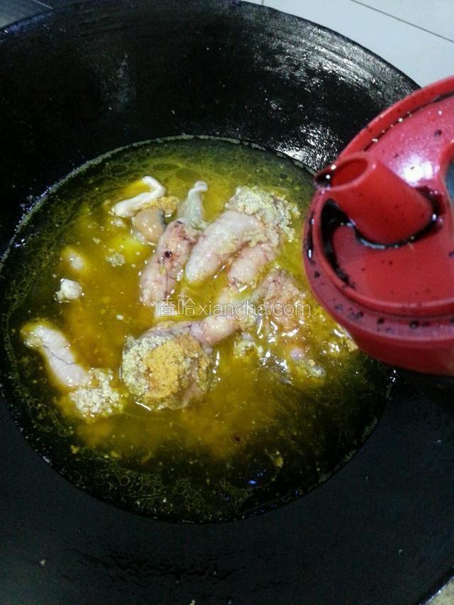 倒入酱油