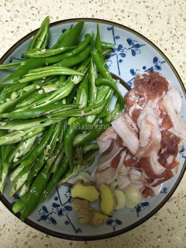 青椒切丝，五花肉切薄片，姜蒜切片