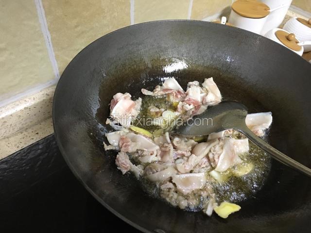 熟油，下姜蒜爆香，下五花肉炒至微卷