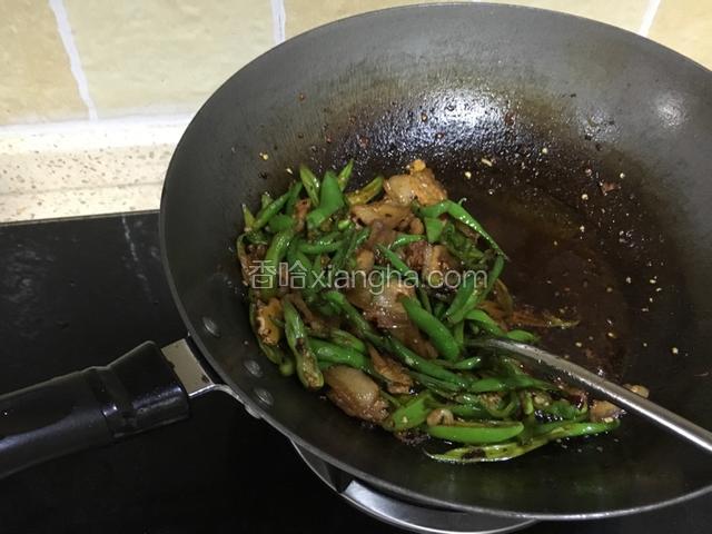 炒至变色，肉片卷起，下青椒翻炒