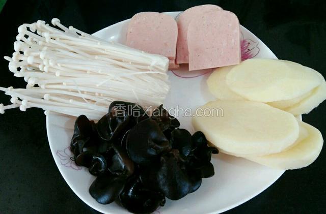 木耳泡开洗干净，金针菇，土豆洗干净，午餐肉切厚片准备好