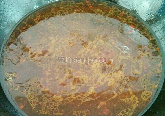 锅里放油，油热放入蒜，瓣郫县豆瓣酱炒香，加入3碗水。