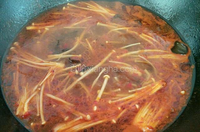 水开放入木耳，金针菇，加入麻辣香锅辣料煮5分钟