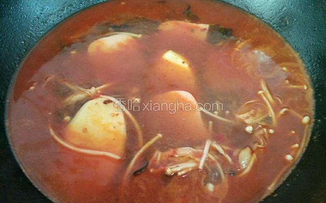 再加入土豆片，粉丝煮5分钟，土豆熟了