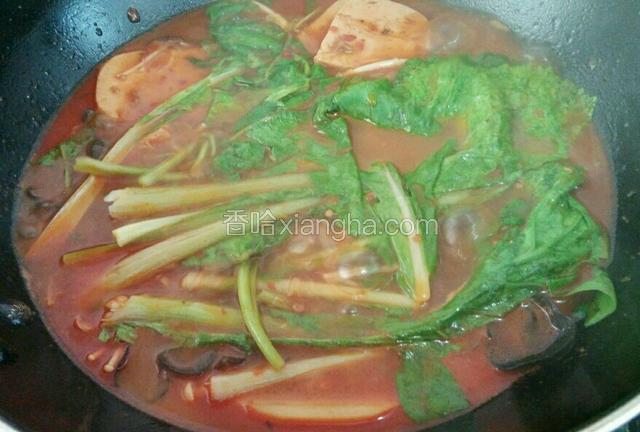 加入小白菜，菠菜煮2分钟，再加入酱油，醋搅匀煮1分钟关火！！