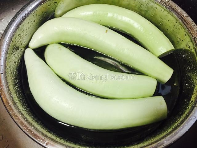 白茄子洗净清水浸泡。