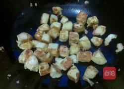 胡萝卜卷心菜炒馒头的做法图解3