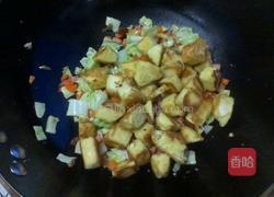 胡萝卜卷心菜炒馒头的做法图解7