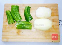 辣椒炒土豆丝的做法图解1
