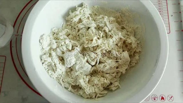 面粉放入盆中用温水和成絮状