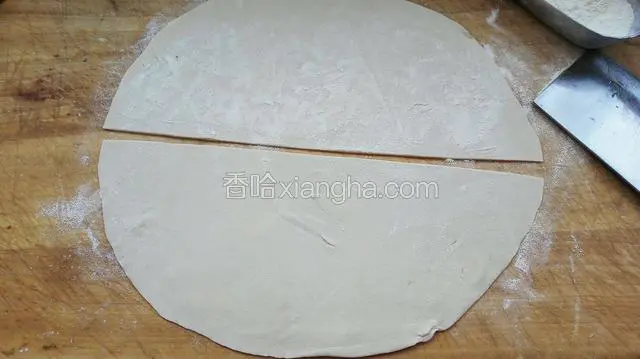 用擀面杖擀薄面片切开