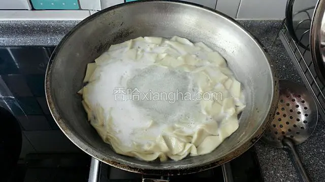 下入锅中煮熟捞出过两次凉水控制水