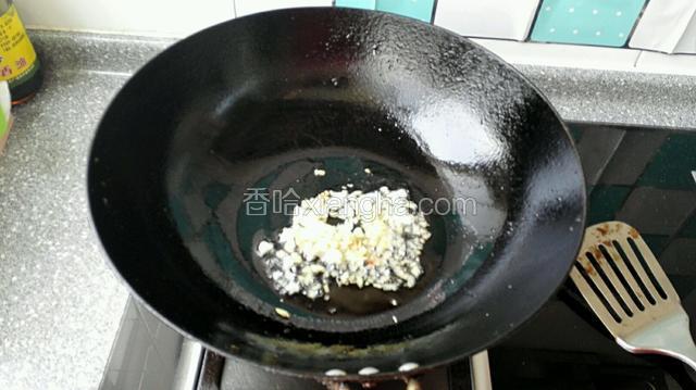 热锅凉油爆香姜蒜末
