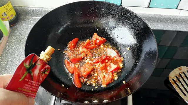 下入西红柿块煸炒出汤汁，加入少许番茄酱