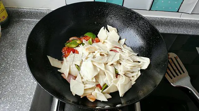 倒入煮熟面片翻炒均匀