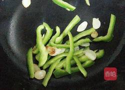 虾仁炒鸡蛋青椒的做法图解8