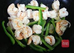 虾仁炒鸡蛋青椒的做法图解9