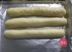 Illustration of how to make bacon, cheese and meat floss breadsticks 9