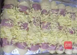 Illustration of how to make bacon, cheese and meat floss breadsticks 11