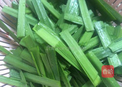 韭菜虾米炒蚕豆的做法图解1