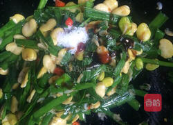 韭菜虾米炒蚕豆的做法图解8