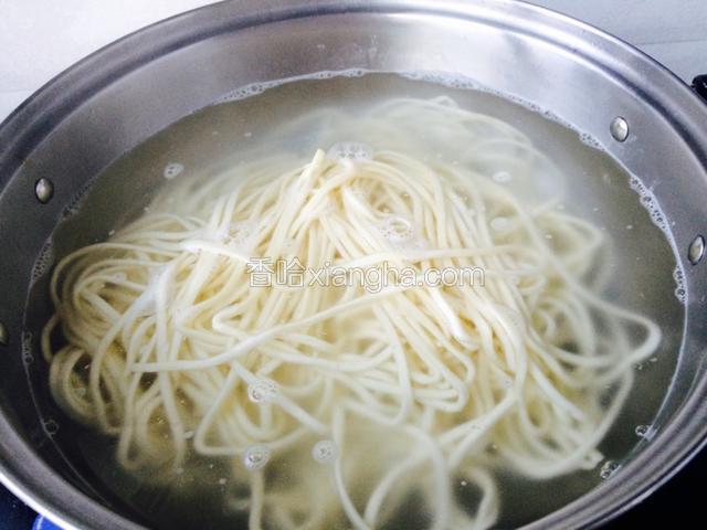开锅下面条。