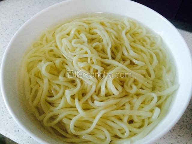 煮熟过凉备用。