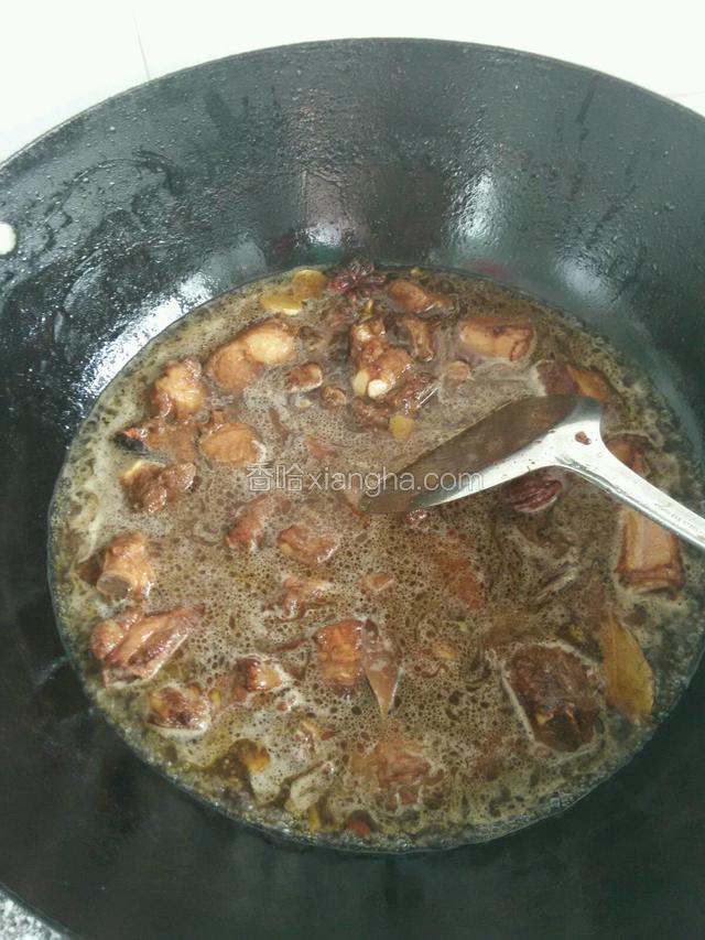接下来是炒辅料倒入食用油依次把准备好的辅料生姜，大蒜，等等倒入锅里翻炒出香味再倒入排骨翻炒一会儿在加入两大碗水水,中火炖煮30分钟至40分钟