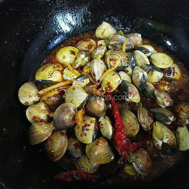 放入老抽，料酒，盐（我没有放，辣椒酱和老抽的咸味够了）翻炒